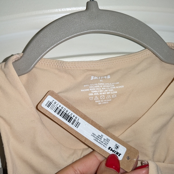 NWT SKIMS FITS EVERYBODY HIGH NECK BODYSUIT IN SAND - Picture 2 of 6